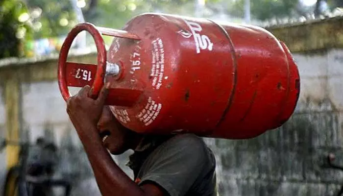 Gas Price Today: నేడు తెలుగు రాష్ట్రాల్లో గ్యాస్ సిలిండర్ ధరలు ఎలా ఉన్నాయంటే?