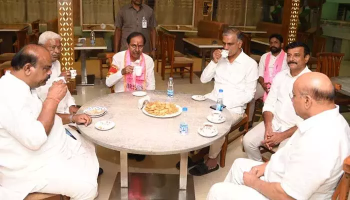 సామాన్యుడిలా దాబాలో చాయ్ తాగిన సీఎం కేసీఆర్.. సోషల్ మీడియాలో ఫొటోలు వైరల్..! సామాన్యుడిలా దాబాలో చాయ్ తాగిన సీఎం కేసీఆర్.. సోషల్ మీడియాలో ఫొటోలు వైరల్..!