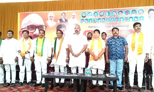 రేవంత్ రెడ్డి, కల్వకుంట్ల కవితలు వ్యాపార భాగస్వాములు