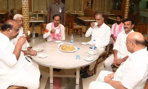 సామాన్యుడిలా దాబాలో చాయ్ తాగిన సీఎం కేసీఆర్.. సోషల్ మీడియాలో ఫొటోలు వైరల్..!