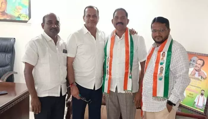 కోమటిరెడ్డి సమక్షంలో కాంగ్రెస్లో చేరిన మరో ఇద్దరు కౌన్సిలర్లు కోమటిరెడ్డి సమక్షంలో కాంగ్రెస్లో చేరిన మరో ఇద్దరు కౌన్సిలర్లు