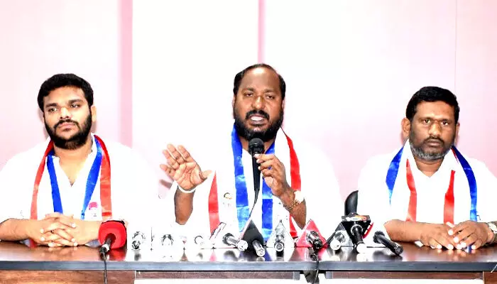 బీఆర్ఎస్ మ్యానిఫెస్టోలో బీసీల ఊసేది ? బీఆర్ఎస్ మ్యానిఫెస్టోలో బీసీల ఊసేది ?