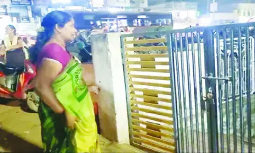పోలీస్ స్టేషన్‌కు తాళం వేసి మహిళ నిరసన