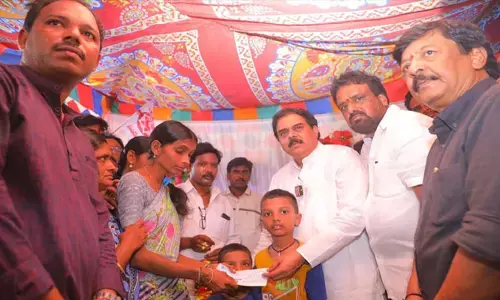 నాదెండ్ల మనోహర్ పర్యటన: జనసేన నేత కుటుంబానికి రూ.5 లక్షల చెక్కు అందజేత