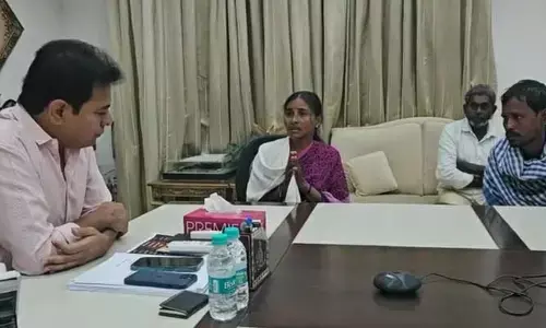మంత్రి KTRని కలిసిన ప్రవళిక కుటుంబసభ్యులు (వీడియో)