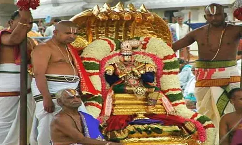 కల్పవృక్ష వాహనంపై రాజమన్నార్ అలంకారంలో శ్రీ‌ మలయప్ప