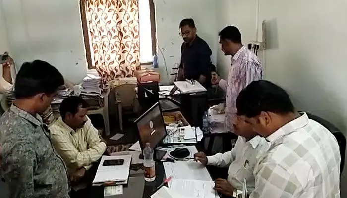 ఏసీబీకి రెడ్ హ్యాండెడ్గా దొరికిన జిల్లా అధికారి ఏసీబీకి రెడ్ హ్యాండెడ్గా దొరికిన జిల్లా అధికారి