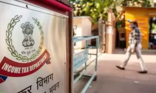 Income tax rides : రూ.60 కోట్ల విలువైన నగదు, బంగారం స్వాధీనం