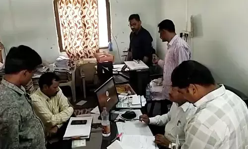 ఏసీబీకి రెడ్ హ్యాండెడ్‌గా దొరికిన జిల్లా అధికారి