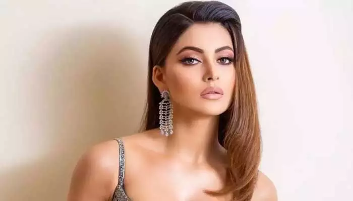 ఫోన్ ఇస్తానంటూ.. ఊర్వశికి కండీషన్ పెట్టిన అజ్ఞాతవాసి ఫోన్ ఇస్తానంటూ.. ఊర్వశికి కండీషన్ పెట్టిన అజ్ఞాతవాసి
