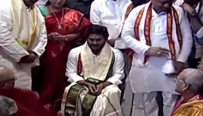 Vijayawada: దుర్గమ్మను దర్శించుకున్న సీఎం జగన్ Vijayawada: దుర్గమ్మను దర్శించుకున్న సీఎం జగన్