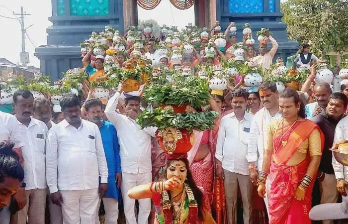 వనదుర్గమ్మ చెంత హోరెత్తిన బోనాల జోరు వనదుర్గమ్మ చెంత హోరెత్తిన బోనాల జోరు