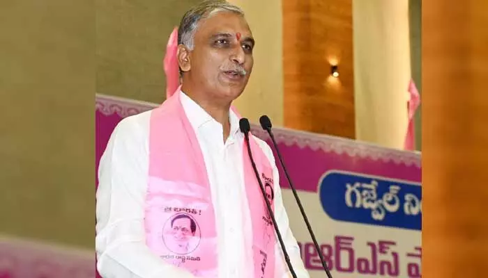 నాడు బీటలు నేడు సిరుల పంటలు : మంత్రి నాడు బీటలు నేడు సిరుల పంటలు : మంత్రి