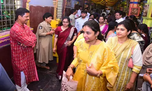 ఇంద్రకీలాద్రికి పోటెత్తిన భక్తులు: సరస్వతీ దేవి అలంకారంలో దుర్గమ్మ