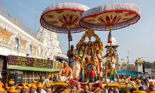 కన్నుల పండువగా శ్రీవారి బ్రహ్మోత్సవాలు: హనుమంత వాహనంపై శ్రీనివాసుడు