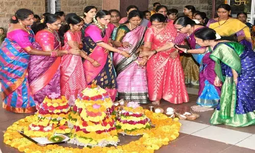 అగ్రికల్చర్ యూనివర్సిటీలో ఘనంగా బతుకమ్మ వేడుకలు