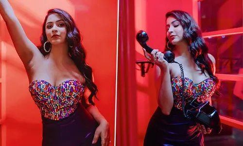ఫోన్ బూత్‌లో బాలీవుడ్ భామ సొగసులు..