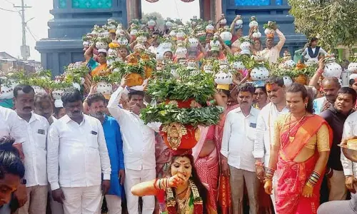 వనదుర్గమ్మ చెంత హోరెత్తిన బోనాల జోరు
