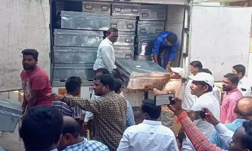 బెల్లంపల్లి స్ట్రాంగ్ రూమ్ లోకి చేరుకున్న ఈవీఎంలు, వీవీ ప్యాట్లు…