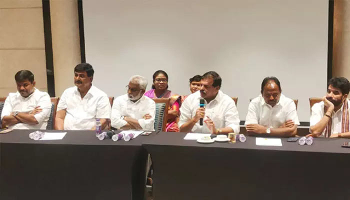 వైసీపీ బస్సుయాత్రకు సర్వం సిద్ధం.. ఏం చెప్పబోతుందంటే! వైసీపీ బస్సుయాత్రకు సర్వం సిద్ధం.. ఏం చెప్పబోతుందంటే!