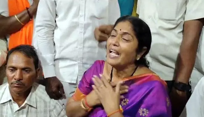 ఆదివారం రాత్రి బోరుబోరున ఏడ్చిన బీజేపీ మహిళా నేత.. నన్ను మోసం చేశారంటూ.. ఆదివారం రాత్రి బోరుబోరున ఏడ్చిన బీజేపీ మహిళా నేత.. నన్ను మోసం చేశారంటూ..