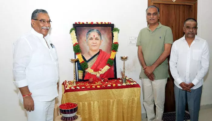 మంత్రి వేముల ఇంటికి హరీష్ రావు.. ప్రశాంత్ రెడ్డికి ధైర్యం చెప్పిన మినిస్టర్ మంత్రి వేముల ఇంటికి హరీష్ రావు.. ప్రశాంత్ రెడ్డికి ధైర్యం చెప్పిన మినిస్టర్