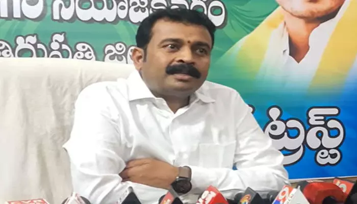 వెంకటగిరి వైసీపీలో భగ్గుమన్న అసమ్మతి : నేదురుమిల్లి వర్సెస్ రాంప్రసాద్ రెడ్డి వెంకటగిరి వైసీపీలో భగ్గుమన్న అసమ్మతి : నేదురుమిల్లి వర్సెస్ రాంప్రసాద్ రెడ్డి