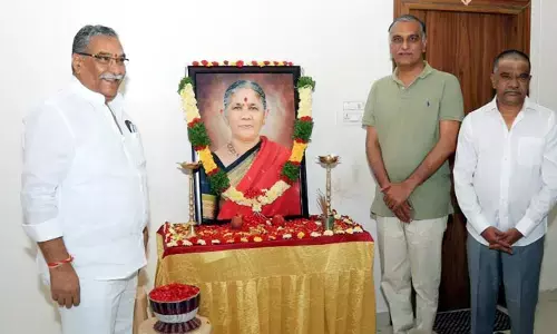 మంత్రి వేముల ఇంటికి హరీష్ రావు.. ప్రశాంత్ రెడ్డికి ధైర్యం చెప్పిన మినిస్టర్