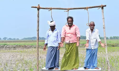 సాగునీటి కోసం ఉరితాళ్లతో రైతుల ఆందోళన