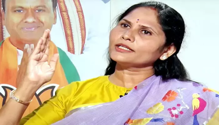 మునుగోడు నుంచి కోమటిరెడ్డి రాజగోపాల్ రెడ్డి భార్య పోటీ..? క్లారిటీ వచ్చేసింది మునుగోడు నుంచి కోమటిరెడ్డి రాజగోపాల్ రెడ్డి భార్య పోటీ..? క్లారిటీ వచ్చేసింది