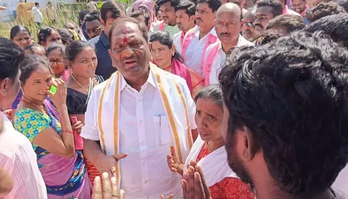 ఇంటింటి ప్రచారంలో మంత్రి కొప్పులకు దళిత బంధు సెగ ఇంటింటి ప్రచారంలో మంత్రి కొప్పులకు దళిత బంధు సెగ