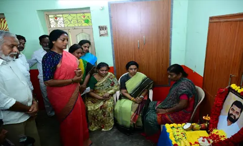 ‘నిజం గెలవాలి’ బస్సు యాత్రను ప్రారంభించిన నారా భువనేశ్వరి