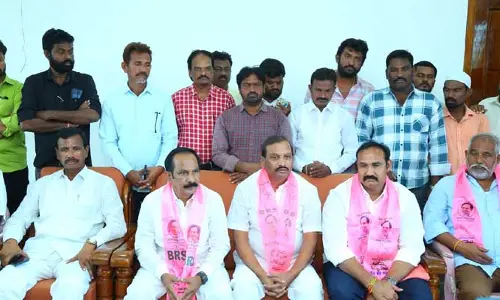 కోవర్టు రాజకీయాలకు వారే ప్రతినిధులు : ఎమ్మెల్యే