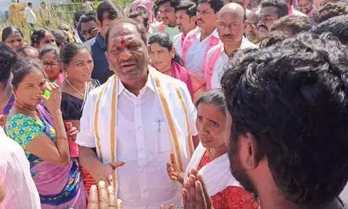 ఇంటింటి ప్రచారంలో మంత్రి కొప్పులకు దళిత బంధు సెగ