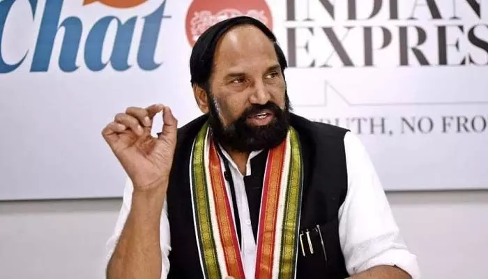 KCR రాజీనామా చేసేందుకే రేపు కేబినెట్ భేటీ: MP ఉత్తమ్ కీలక వ్యాఖ్యలు KCR రాజీనామా చేసేందుకే రేపు కేబినెట్ భేటీ: MP ఉత్తమ్ కీలక వ్యాఖ్యలు