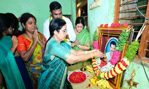 ‘నిజం గెలవాలి’ బస్సు యాత్ర: శ్రీకాళహస్తిలో నారా భువనేశ్వరి పరామర్శ