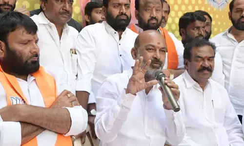 వివేకానంద బలిసి కొట్టుకుంటున్నాడు: బండి సంజయ్