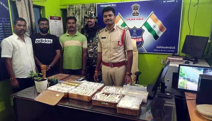 గుజరాత్ నుంచి తరలింపు.. సరిహద్దులో భారీగా బంగారం సీజ్ గుజరాత్ నుంచి తరలింపు.. సరిహద్దులో భారీగా బంగారం సీజ్