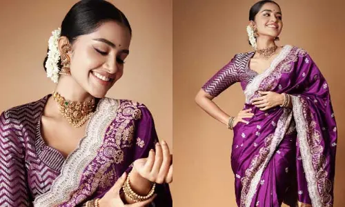నెత్తిన మల్లెపూలు, ఒంటినిండా నగలు.. పర్పుల్ శారీలో కుర్రాళ్ల మనసు దొచేసిన అనుపమ