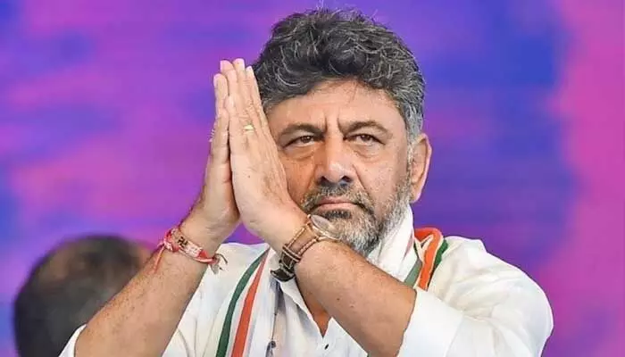 కాంగ్రెస్ స్ట్రాటజీ కింగ్ DK ఎంట్రీ.. శంషాబాద్ ఎయిర్పోర్టులో గ్రాండ్ వెల్కమ్ కాంగ్రెస్ స్ట్రాటజీ కింగ్ DK ఎంట్రీ.. శంషాబాద్ ఎయిర్పోర్టులో గ్రాండ్ వెల్కమ్