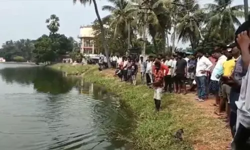చెరువులో స్నానానికి వెళ్లి ఇంటర్ విద్యార్థి గల్లంతు