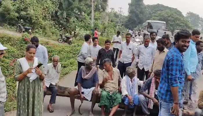 నీటికోసం నిరసన : రోడ్డుకి అడ్డంగా చెట్టు వేసి రైతుల ఆందోళన నీటికోసం నిరసన : రోడ్డుకి అడ్డంగా చెట్టు వేసి రైతుల ఆందోళన