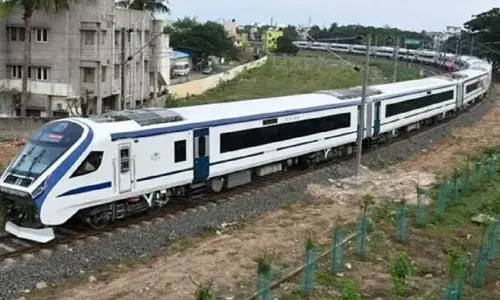వందే భారత్ ఢీకొని ఒకే కుటుంబంలో ముగ్గురు మృతి