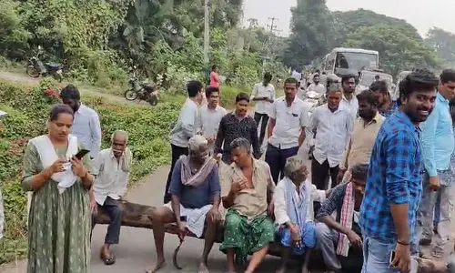 నీటికోసం నిరసన : రోడ్డుకి అడ్డంగా చెట్టు వేసి రైతుల ఆందోళన