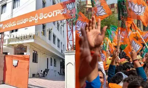 Hyd: బీజేపీ కార్యాలయం వద్ద ఉద్రిక్తత.. కూకట్‌పల్లి కార్యకర్తల ఆందోళన