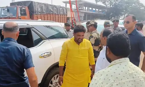 ఎన్నికల కోడ్ ఎఫెక్ట్.. ఈటెల వాహనంలో ముమ్మర తనిఖీలు