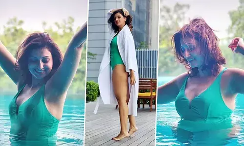 స్విమ్ సూట్ లో హంసానందిని హాట్ అందాలు..