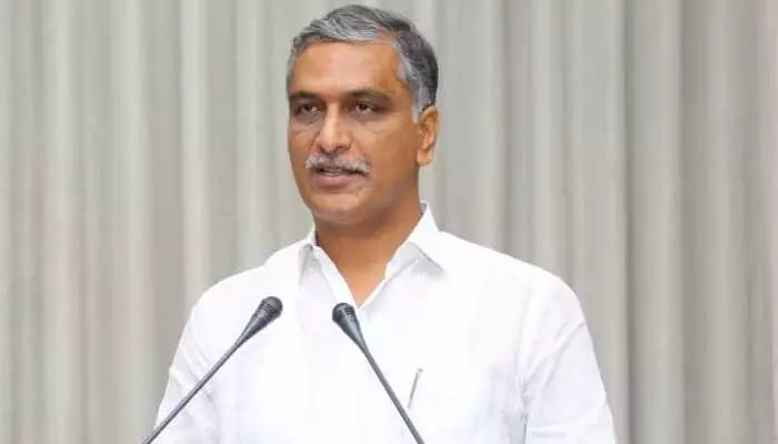 హరీష్ రావు కాన్వాయ్ను తనిఖీ చేసిన పోలీసులు హరీష్ రావు కాన్వాయ్ను తనిఖీ చేసిన పోలీసులు