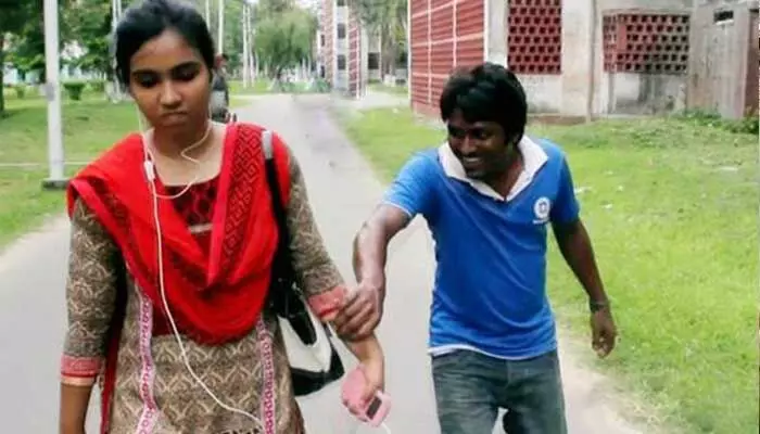 లవ్ చేయకుంటే చంపేస్తా.. గలీజుగాళ్ల ధమ్కీలు.. లేడీ డాక్టర్నూ వదలని పోకిరీ లవ్ చేయకుంటే చంపేస్తా.. గలీజుగాళ్ల ధమ్కీలు.. లేడీ డాక్టర్నూ వదలని పోకిరీ