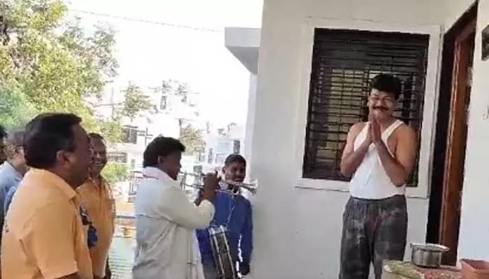 మార్నింగ్ వాకింగ్కు రాలేదని.. బ్యాండ్ పెట్టి నిద్రలేపిన ఫ్రెండ్స్ (వీడియో) మార్నింగ్ వాకింగ్కు రాలేదని.. బ్యాండ్ పెట్టి నిద్రలేపిన ఫ్రెండ్స్ (వీడియో)